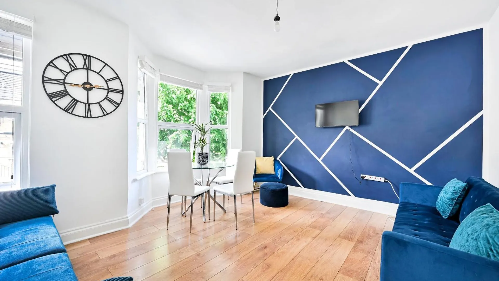 2-Bed, Sleeps 8 In Leyton E10, Near Stratford location