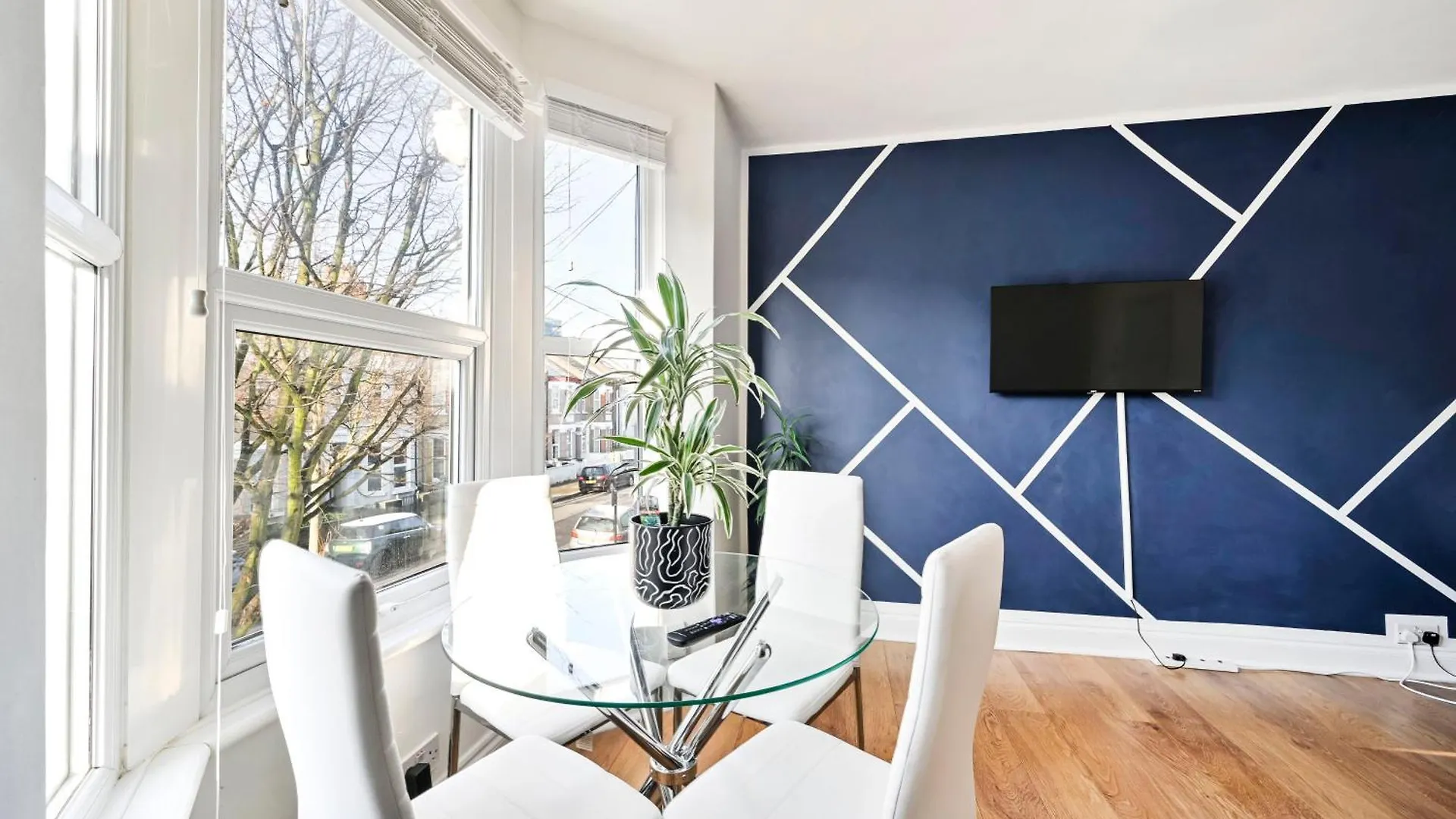 2-Bed, Sleeps 8 In Leyton E10, Near Stratford Apartment London