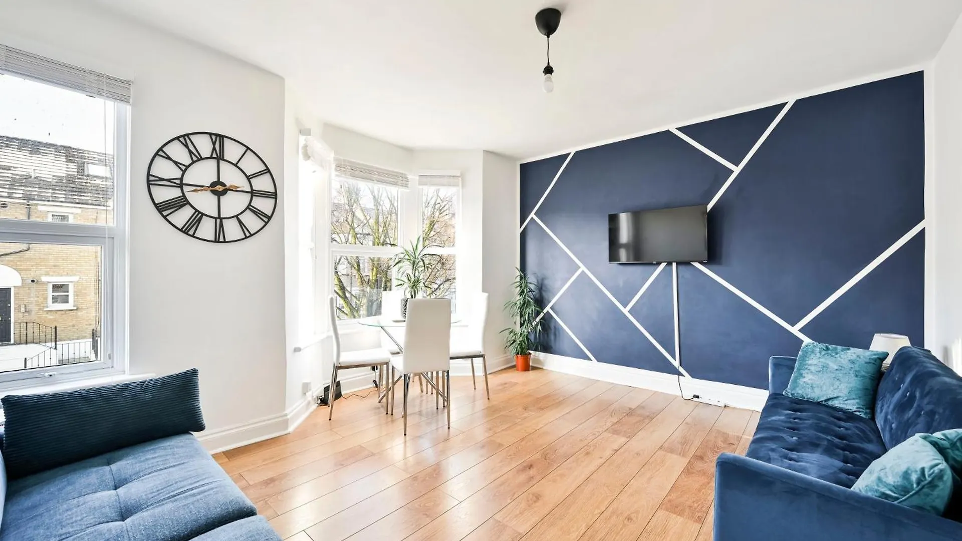 2-Bed, Sleeps 8 In Leyton E10, Near Stratford Apartment London 0*,